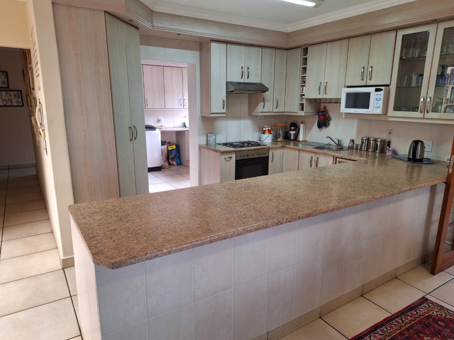 6 Bedroom Property for Sale in Bayview Western Cape